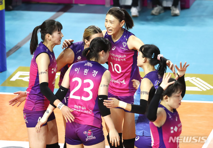 [인천=뉴시스] 정병혁 기자 = 29일 오후 인천 부평구 삼산월드체육관에서 열린 2022-2023 시즌 V리그 챔피언결정전 흥국생명과 한국도로공사의 경기, 흥국생명 선수들이 기뻐하고 있다. 2023.03.29. jhope@newsis.com
