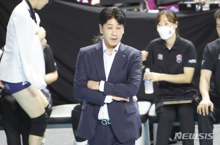 [인천=뉴시스] 정병혁 기자 = 29일 오후 인천 부평구 삼산월드체육관에서 열린 2022-2023 시즌 V리그 챔피언결정전 흥국생명과 한국도로공사의 경기, 도로공사 김종민 감독이 경기를 지켜보고 있다. 2023.03.29. jhope@newsis.com