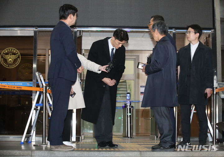 [서울=뉴시스] 조수정 기자 = 마약을 투약한 혐의로 경찰 조사를 마친 고(故) 전두환 전 대통령 손자 전우원 씨가 29일 오후 석방돼 서울 마포경찰서를 나서며 고(故)전태일 열사 동생 전태삼(오른쪽 앞) 씨, 이남(오른쪽 뒤) 5·18 민주화운동부상자회 서울지부장, 임장철(왼쪽 앞) 5·18민주화운동공로자회 서울지부장과 대화하고 있다. 2023.03.29.chocrystal@newsis.com