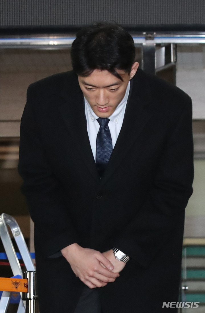 [서울=뉴시스] 조수정 기자 = 마약을 투약한 혐의로 경찰 조사를 마친 고(故) 전두환 전 대통령 손자 전우원 씨가 29일 오후 석방돼 서울 마포경찰서를 나서며 고개 숙여 인사하고 있다. 2023.03.29.chocrystal@newsis.com