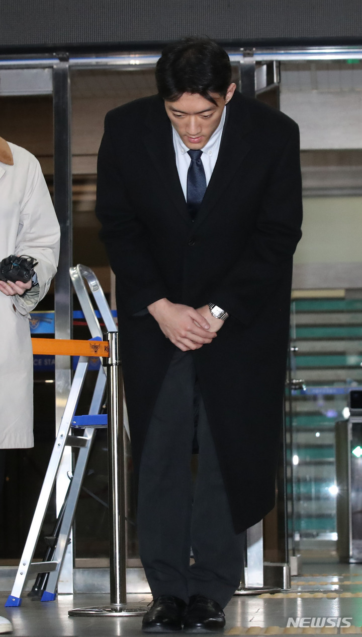[서울=뉴시스] 조수정 기자 = 마약을 투약한 혐의로 경찰 조사를 마친 고(故) 전두환 전 대통령 손자 전우원 씨가 29일 오후 석방돼 서울 마포경찰서를 나서며 고개 숙여 인사하고 있다. 2023.03.29.chocrystal@newsis.com