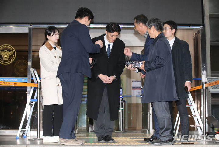 [서울=뉴시스] 조수정 기자 = 마약을 투약한 혐의로 경찰 조사를 마친 고(故) 전두환 전 대통령 손자 전우원 씨가 29일 오후 석방돼 서울 마포경찰서를 나서며 5·18 유족인 고(故)전태일 열사 동생 전태삼(오른쪽 앞) 씨, 이남(오른쪽 뒤 두번째) 5·18 민주화운동부상자회 서울지부장, 임장철(왼쪽 앞) 5·18민주화운동공로자회 서울지부장과 대화하던 중 "힘내라"는 응원을 받고 있다. 2023.03.29.chocrystal@newsis.com
