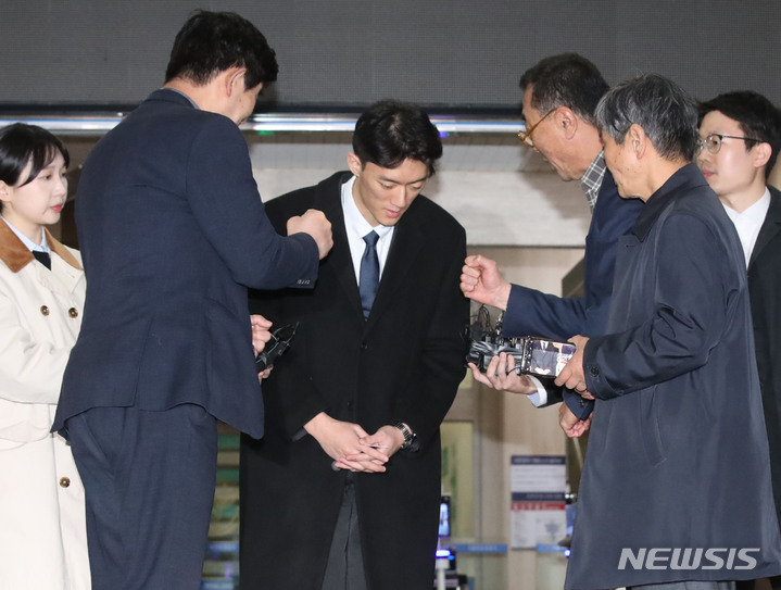 [서울=뉴시스] 조수정 기자 = 마약을 투약한 혐의로 경찰 조사를 마친 고(故) 전두환 전 대통령 손자 전우원 씨가 29일 오후 석방돼 서울 마포경찰서를 나서며 5·18 유족인 고(故)전태일 열사 동생 전태삼(오른쪽 앞) 씨, 이남(오른쪽 뒤) 5·18 민주화운동부상자회 서울지부장, 임장철(왼쪽 앞) 5·18민주화운동공로자회 서울지부장과 대화하던 중 "힘내라"는 응원을 받고 있다. 2023.03.29.chocrystal@newsis.com