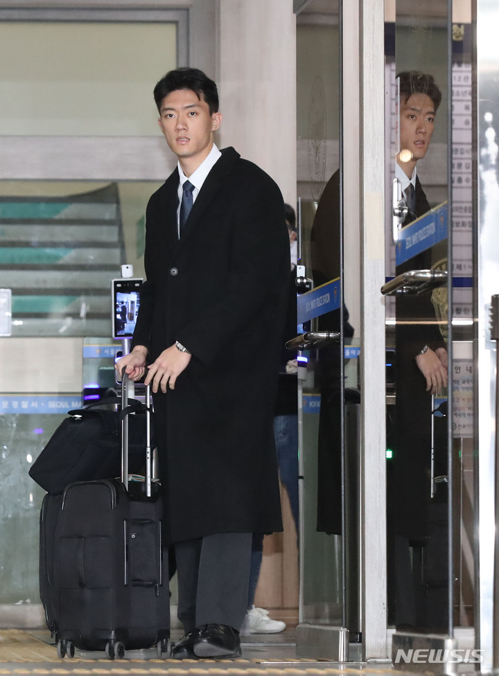 [서울=뉴시스] 조수정 기자 = 마약을 투약한 혐의로 경찰 조사를 마친 고(故) 전두환 전 대통령 손자 전우원 씨가 29일 오후 서울 마포경찰서에서 석방되고 있다. 2023.03.29.chocrystal@newsis.com