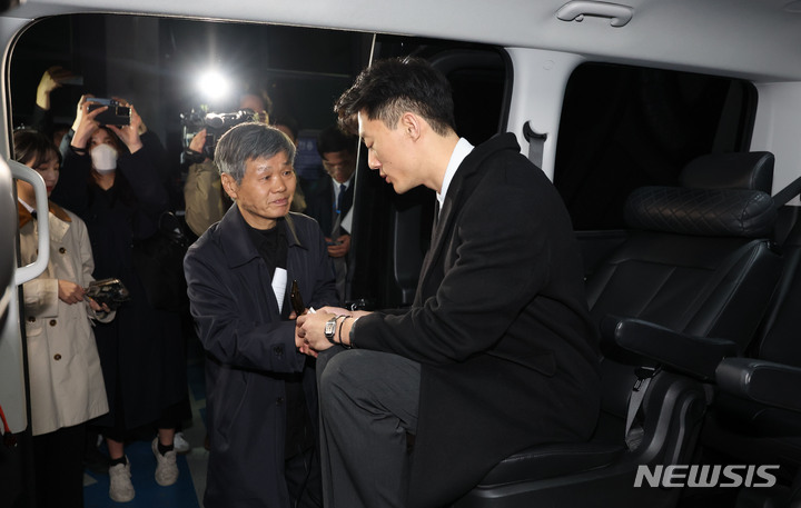 [서울=뉴시스] 조수정 기자 = 마약 투약 혐의 관련 조사를 마치고 석방된 전두환 전 대통령의 손자 전우원 씨가 29일 오후 서울 마포경찰서에서 광주로 향하는 차량에 탑승한 뒤 전태일 열사의 동생 전태삼 씨와 인사하고 있다. (공동취재사진) 2023.03.29.chocrystal@newsis.com