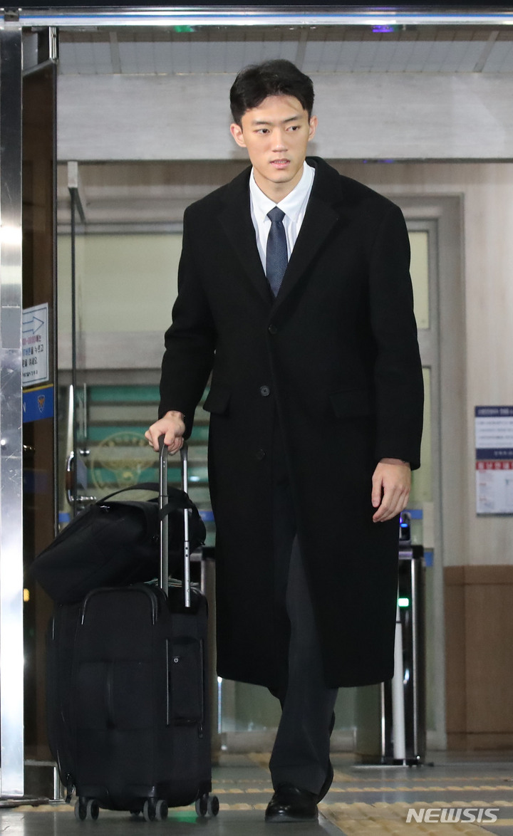 [서울=뉴시스] 조수정 기자 = 마약을 투약한 혐의로 경찰 조사를 마친 고(故) 전두환 전 대통령 손자 전우원 씨가 29일 오후 서울 마포경찰서에서 석방되고 있다. 2023.03.29.chocrystal@newsis.com