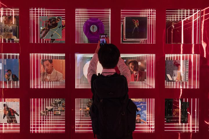 [서울=AP/뉴시스] 장궈룽 20주기를 맞아 홍콩 문화 유산 박물관에선 열리고 있는 전시 풍경.&nbsp; *재판매 및 DB 금지