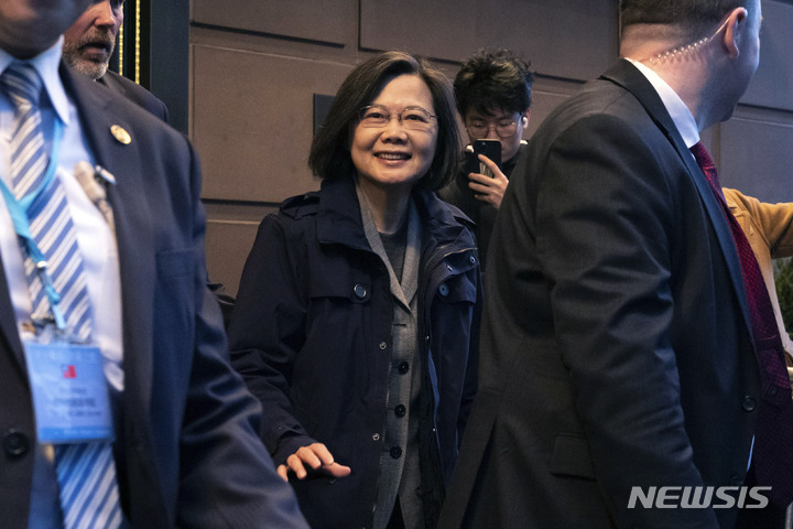 [뉴욕=AP/뉴시스] 차이잉원 대만 총통이 29일(현지시간) 미국 뉴욕의 한 호텔을 나서고 있다. 존 커비 백악관 국가안보회의(NSC) 전략소통조정관은 언론 브리핑을 통해 "차이 총통의 미국 방문은 관례적인 미국 경유의 일환"이라며 "중국은 이를 구실로 대만해협 주변에서 공격적인 활동을 강화하지 말 것"을 촉구했다. 2023.03.30.