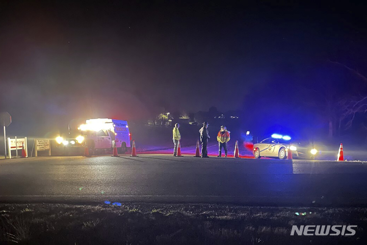 [트리그카운티=AP/뉴시스] 30일(현지시간) 미국 켄터키주 남서부 트리그카운티의 미 101공수사단 블랙호크 헬기 2대 추락 사고 현장에 응급 구조대원들이 보이고 있다. 사고는 전날 오후 10시께 발생했고, 헬기에 타고 있던 장병 9명 전원이 숨졌다. 2023.03.31.