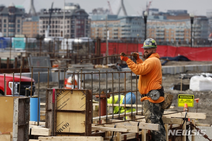 [보스턴(미 매사추세츠주)=AP/뉴시스] 미국의 2분기 국내총생산(GDP)이 3.3% 증가한 것으로 잠정 집계됐다고 28일(현지 시간) 미 상무부가 발표했다. 사진은 미국 매사추세츠주 보스턴에서 한 건설 노동자가 콘크리트 타설 작업 준비를 하는 모습. 2025.08.28.