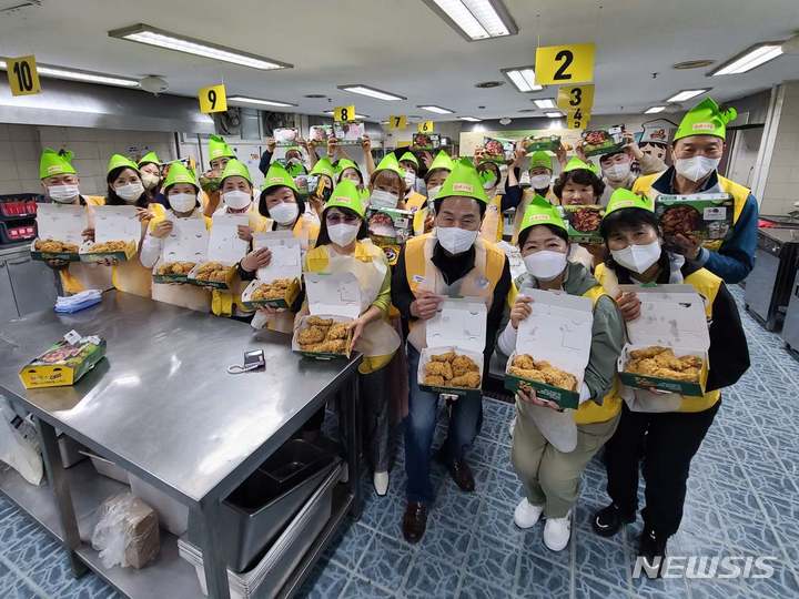 [서울=뉴시스]제너시스BBQ 그룹은 대한적십자사와 매주 1회 치킨대학에서 만든 제품을 기부하기로 했다고 30일 밝혔다. BBQ는 치킨대학이 주최가 돼 진행해오던 '착한기부'를 대한적십자사와 함께 진행하기로 했다.(사진=BBQ 제공)