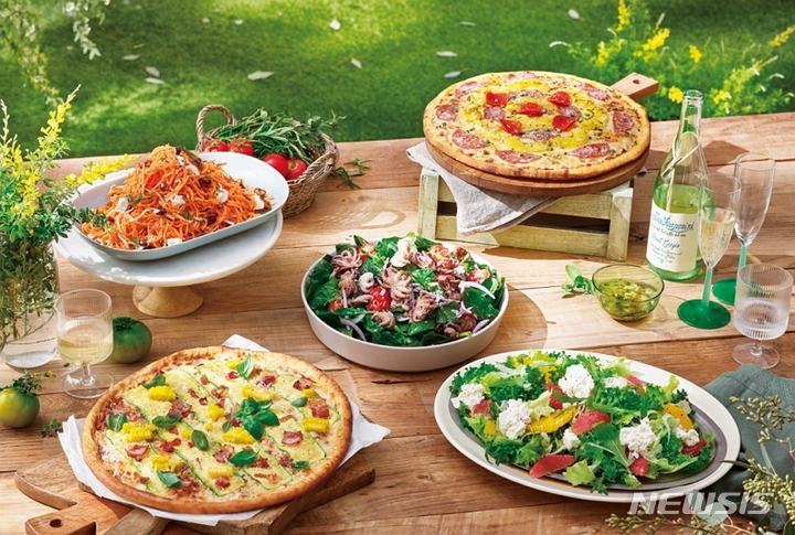 [서울=뉴시스]빕스가 완연한 봄을 맞아 '빕스 스프링 가든'을 콘셉트로 한 샐러드 메뉴를 확대한다.(사진=빕스 제공)