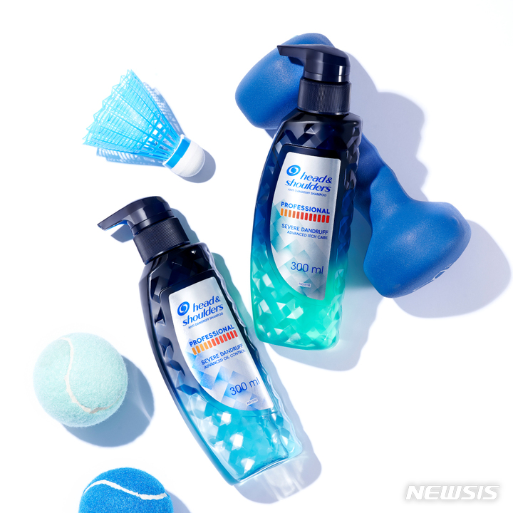 [서울=뉴시스]헤드앤숄더는 더 강력해진 두피각질 케어 효과 자랑하는 프로페셔널 샴푸 2종 출시했다.(사진=한국P&G 제공)