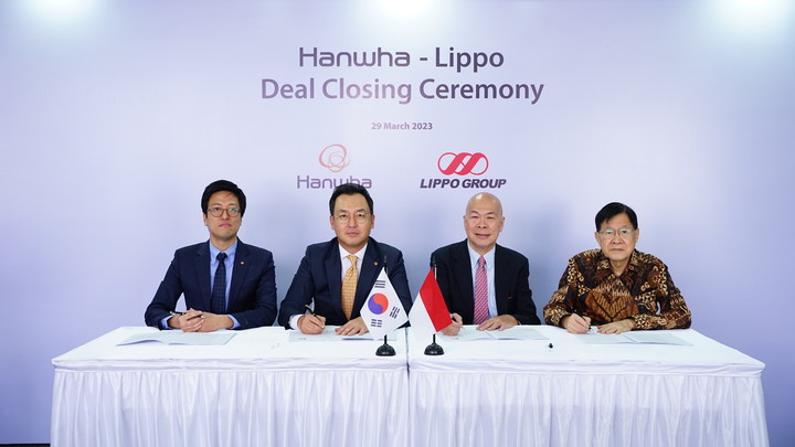 [서울=뉴시스]남궁훈 한화생명 인도네시아 법인장(왼쪽에서 두 번째)과 관계자들이 인도네시아 자카르타에서 리포제너럴인슈어런스에 대한 주주 간 지분 인수 거래를 완료한 후 기념촬영을 하고 있다.(사진=한화생명 제공)2023.03.30 photo@newsis.com *재판매 및 DB 금지