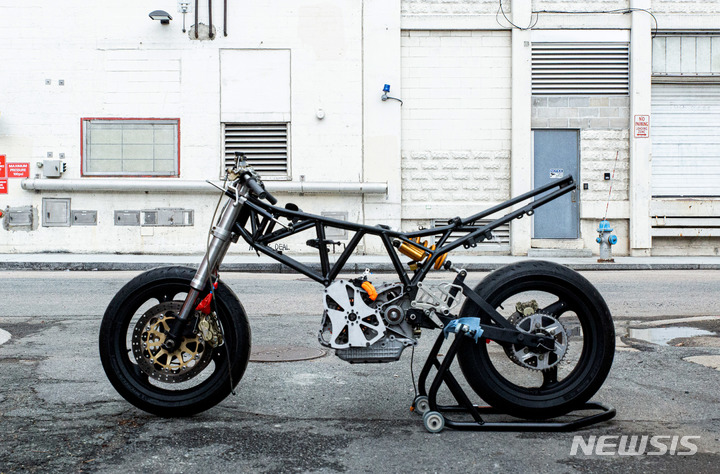 [서울=뉴시스]두산모빌리티이노베이션(DMI)은 30일 미국 매사추세츠공대(MIT) 전기자동차 팀과 '수소연료전지를 활용한 오토바이 공동 개발' 파트너십을 체결했다고 밝혔다. (사진 = DMI 제공) 2023.3.30. photo@newsis.com