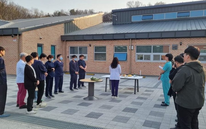 [대전=뉴시스] 조명휘 기자 = 대전동물보호사업소 직원들이 29일 사업소에서 보호 중 죽은 동물들의 넋을 위로하는 수혼제(獸魂祭)를 열고 있다. (사진= 대전시 제공) 2023.03.30. photo@newsis.com *재판매 및 DB 금지