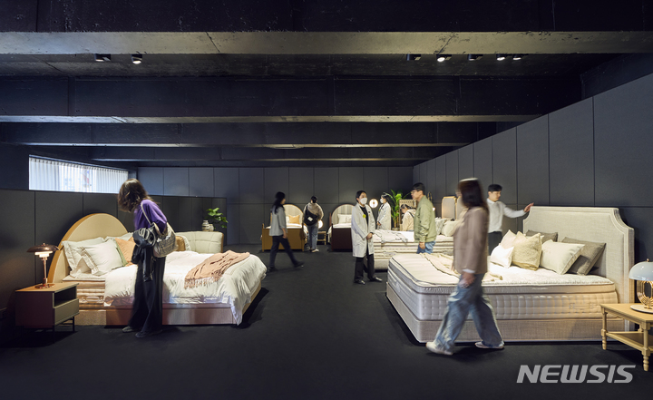 [서울=뉴시스] 시몬스 침대, 플래그십 스토어 시몬스 갤러리 광주상무점 오픈 (사진=시몬스 침대 제공) 2023.03.30. photo@newsis.com