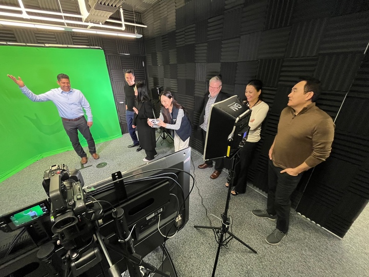 [서울=뉴시스] 30일 오스템임플란트는 미국법인에 전문 인력을 파견해 방송 스튜디오와 송출 시스템을 마련하고 임상교육 콘텐츠를 기획하는 전략을 전수했다고 밝혔다. (사진=오스템임플란트 제공) *재판매 및 DB 금지