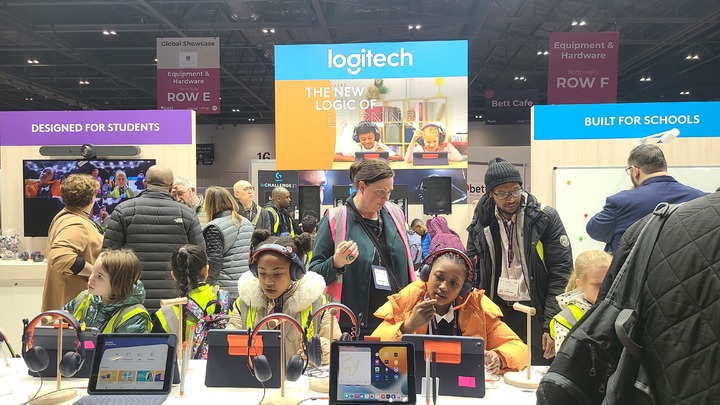 [런던=뉴시스] 29일 오전(현지시간) 영국 런던 엑셀(ExCel) 전시장에서 개막한 '벳쇼 UK 2023'에 관람을 온 아동들이 전시된 에듀테크 학습 도구를 쓰고 있다. (사진=교육부 출입기자단 공동취재단). 2023.03.30. photo@newsis.com *재판매 및 DB 금지