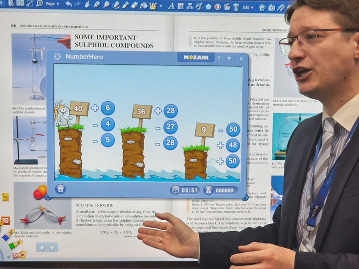 [런던=뉴시스] 김정현 기자 = 29일(현지시간) 영국 런던 엑셀(ExCel) 전시장에서 열린 벳쇼(Bett UK 2023)에서 헝가리 에듀테크 기업 모자이크(Mozaik) 관계자가 디지털교과서 제품을 시연하고 있다. 2023.03.30. ddobagi@newsis.com *재판매 및 DB 금지