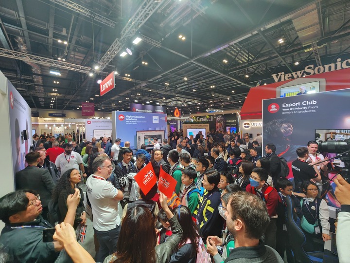 [런던=뉴시스] 김정현 기자 = 29일(현지시간) 영국 런던 엑셀(ExCel) 전시장에서 열린 에듀테크 박람회 '벳쇼'(Bett UK 2023) 현장이 학생들로 북적이고 있다. 2023.03.30. ddobagi@newsis.com *재판매 및 DB 금지