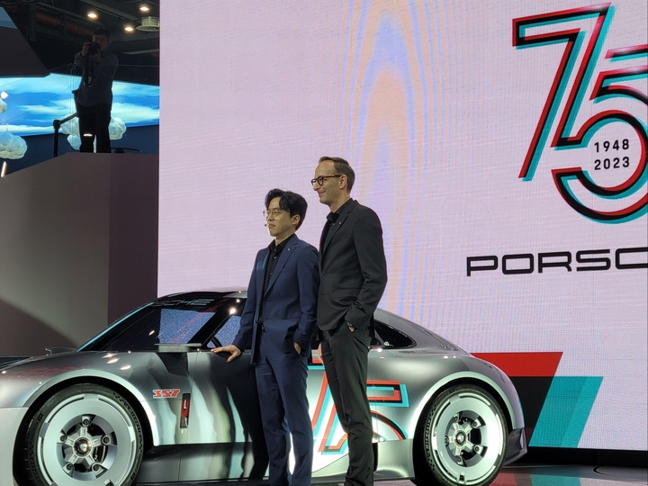  [고양=강주희 기자] 포르쉐코리아는 30일 경기 고양시 킨텍스에서 열린 '2023 서울모빌리티쇼'에서 포르쉐 스포츠카 75주년을 맞아 브랜드 최초의 스포츠카 포르쉐 356을 오마주한 콘셉트카 '비전 357'을 아시아 최초로 공개했다. (왼쪽부터) 포르쉐 한국인 디자이너 정우성씨, 911/718 모델라인 프랭크 모저 부사장. 2023.03.30 zooey@newsis.com *재판매 및 DB 금지