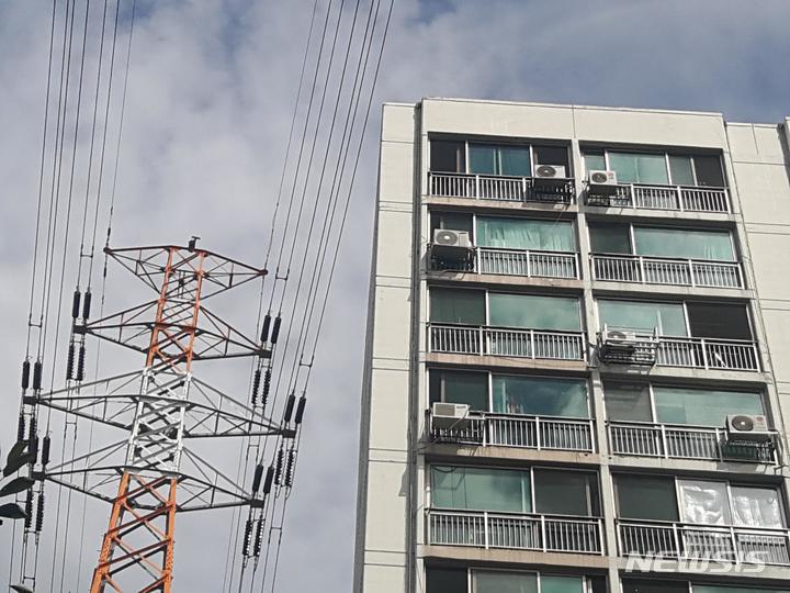 [서울=뉴시스]서울시는 30일 노원구 월계역 공영주차장에서 '노원구 송전선로 지중화사업' 착공식을 열고 본격 지중화 사업을 시작한다고 밝혔다. (사진=서울시 제공). 2023.03.30. photo@newsis.com