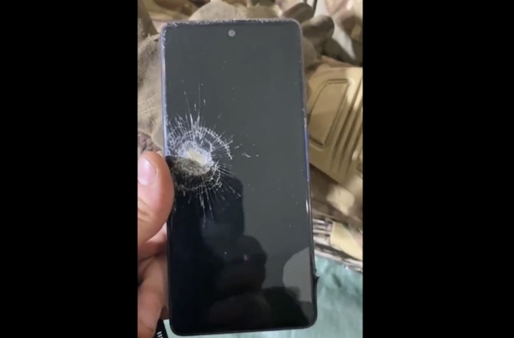 [서울=뉴시스] 삼성 갤럭시 스마트폰이 러시아군의 총알을 막아 우크라이나 병사의 생명을 구했다는 내용의 영상이 29일(현지시간) 소셜미디어에 올라와 화제를 끌고 있다. (출처 : 틱톡 갈무리)2023.03.30 *재판매 및 DB 금지