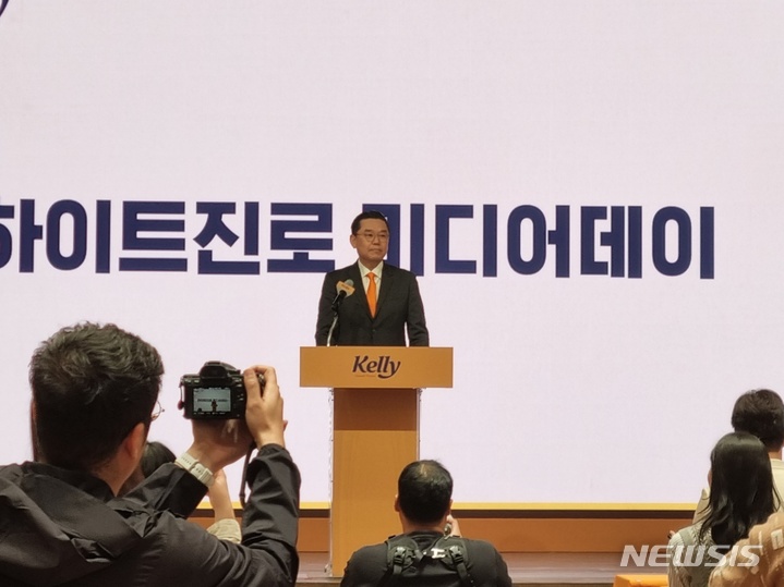 [서울=뉴시스]김인규 하이트진로 대표는 30일 오전 서울 성북구 삼청각 내 일화당에서 열린 신제품 발표회 미디어데이에 참석, "켈리로 맥주부문 1위 탈환 반드시 만들 것"이라고 말했다.(사진=김동현 기자)