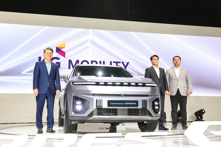 [고양=뉴시스] KG모빌리티가 30일 경기 고양시 킨텍스에서 열린 '2023 서울모빌리티쇼' 프레스데이 행사를 통해 사명 선포식을 개최하고 중형급 전기 스포츠유틸리티차량(SUV) 토레스 EVX를 비롯해 디자인 콘셉트 모델인 O100, F100, KR10 등을 공개했다. 왼쪽부터 곽재선 KG모빌리티 회장, 정용원 대표이사 사장, 선목래 노조위원장. (사진=KG모빌리티 제공) 2023. 03. 30 photo@newsis.com *재판매 및 DB 금지