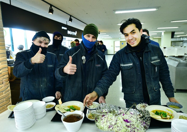 [울산=뉴시스]HD현대중공업이 사내 협력사 소속 외국인 근로자들에게 글로벌 식단을 제공하고 있다. (사진=HD현대중공업 제공) photo@newsis.com *재판매 및 DB 금지
