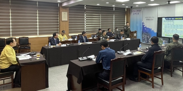 [익산=뉴시스] 강명수 기자 =전북 익산시가 30일 종합상황실에서 민·관·군·경 합동 안보협력 체계 구축을 위해 1분기 통합방위협의회 정기회의를 개최하고 있다. (사진 =익산시 제공) 2023.03.30. photo@newsis.com *재판매 및 DB 금지