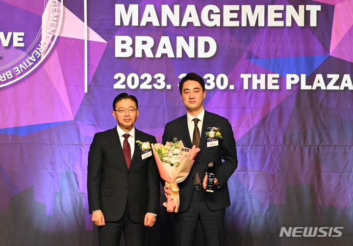 [대구=뉴시스]최재훈(사진 오른쪽) 달성군수가 2023년 대한민국 창조경영 브랜드 '문화관광도시 부문'에서 대상을 수상하고 기념사진을 촬영하고 있다(사진=달성군 제공) 2023.03.30 photo@newsis.com *재판매 및 DB 금지