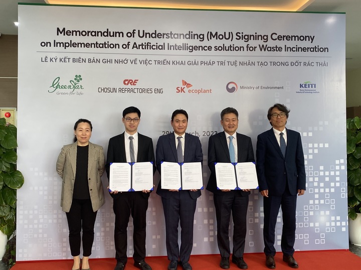 사진은 신창윤 SK에코플랜트 글로벌에코 사업개발 담당임원(오른쪽 두번째), 김승진 조선내화이엔지 이사(오른쪽 세번째), 레 쫑 린(Le Trong Linh) 그린스타 프로젝트총괄(오른쪽 네번째), 금한승 환경부 기후탄소정책실장(오른쪽 첫번째)이 협약식 이후 기념촬영을 하는 모습(사진 제공=SK에코플랜트) *재판매 및 DB 금지