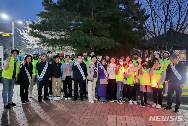 [창원=뉴시스] 홍정명 기자=경남 진해경찰서가 진해군항제 기간 동안 운영하는 '외국인 명예경찰대' 대원들이 지난 29일 밤 순찰 활동 중 잠시 기념촬영을 하고 있다.(사진=진해경찰서 제공) 2023.03.30. photo@newsis.com