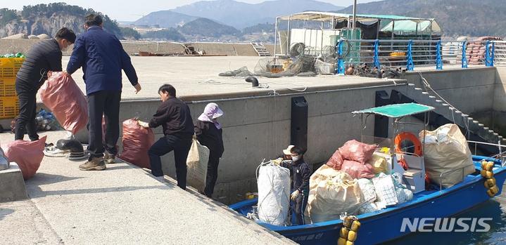 남해군, 12회 수산인의 날 맞아 해안정화 활동 펼쳐