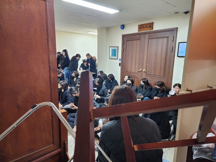 30일 충청대학교 교수, 직원들이 신임 총장 임명에 반대하며 대학 본관 대회의실 앞에서 농성을 벌이고 있다.2023.03.30.kipoi@newsis.com *재판매 및 DB 금지