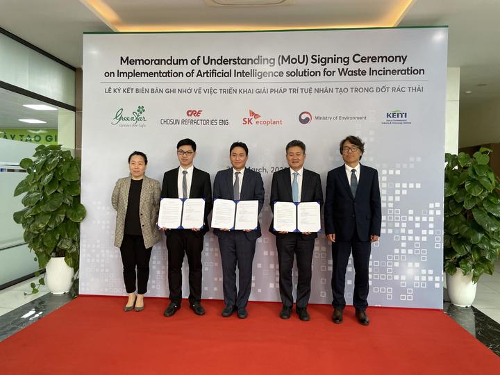 [서울=뉴시스] 금한승 기후탄소정책실장이 지난 29일 오후 베트남 하노이에서 박닌성 소각·발전시설의 인공지능(AI) 소각로 전환을 위한 양해각서(MOU) 체결식에 참석하고 있다.(사진=환경부 제공) 2023.03.30. photo@newsis.com *재판매 및 DB 금지 *재판매 및 DB 금지