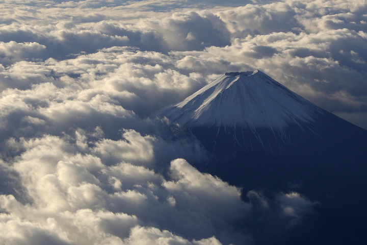 [후지산=AP/뉴시스] 일본 후지산 화산방재대책협의회는 2014년에 수립한 '후지산 화산 피난 기본계획'을 29일(현지시간) 전면 개정했다고 마이니치신문이 보도했다. 사진은 2019년 11월 24일 비행기 창문에서 바라본 후지산의 모습. 2023.03.30. *재판매 및 DB 금지