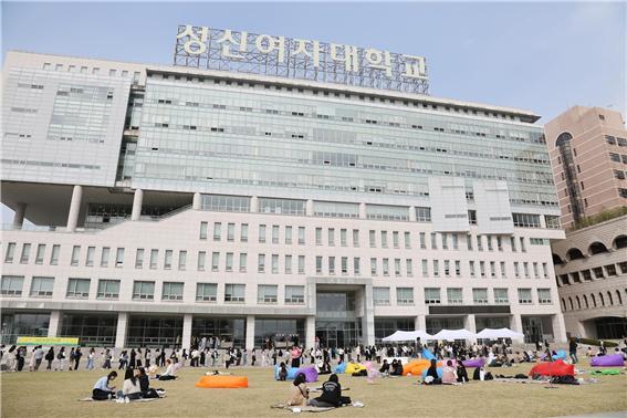 성신여대 학생들이 교내에서 진행되는 봄 페스티벌을 즐기고 있다. 사진 성신여대 *재판매 및 DB 금지