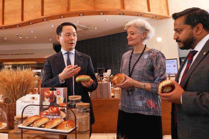 (왼쪽부터) 허진수 SPC 사장, 타마라 모휘니 주한캐나다대사관 대사대리, 딘 디아스 캐나다 곡물협회 회장. (사진=SPC 제공) *재판매 및 DB 금지