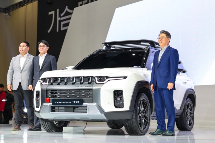 [고양=뉴시스] KG모빌리티가 30일 경기 고양시 킨텍스에서 열린 '2023 서울모빌리티쇼' 프레스데이 행사를 통해 사명 선포식을 개최하고 중형급 전기 스포츠유틸리티차량(SUV) 토레스 EVX를 비롯해 디자인 콘셉트 모델인 O100, F100, KR10 등을 공개했다. 오른쪽부터 곽재선 KG모빌리티 회장, 정용원 대표이사 사장, 선목래 노조위원장. (사진=KG모빌리티 제공) 2023. 03. 30 photo@newsis.com *재판매 및 DB 금지