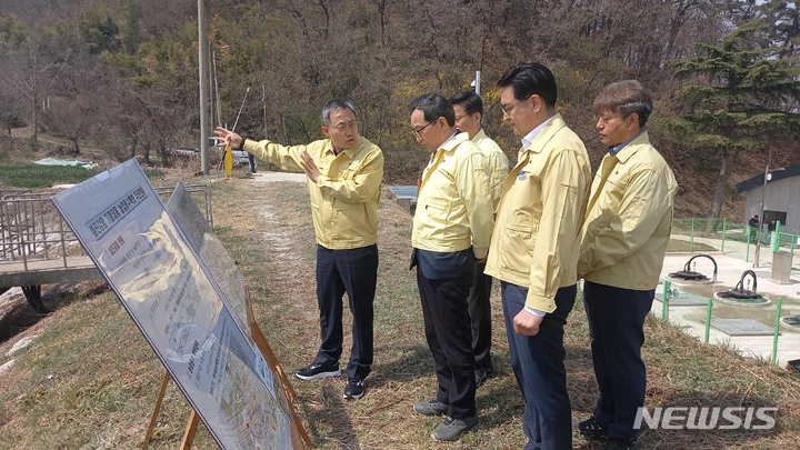 [부안=뉴시스]윤난슬 기자 = 한국농어촌공사 전북본부는 이병호 사장이 30일 오전 부안 청호저수지를 찾아 용수 확보 상황을 확인하는 등 가뭄 대책을 점검했다고 밝혔다.2023.03.30.(사진=한국도로공사 전북본부 제공) 