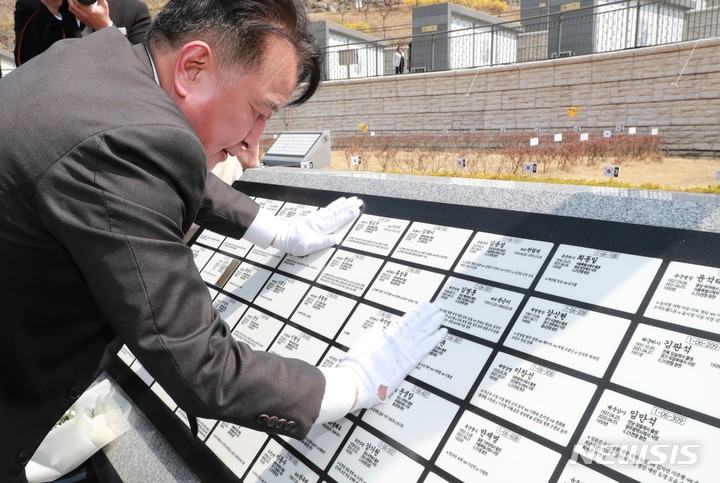 [청주=뉴시스] 이병찬 기자 = 김영환 충북지사가 30일 괴산 호국원에서 호국영령의 넋을 위로하고 있다.(사진=충북도 제공) 2023.03.30.photo@newsis.com *재판매 및 DB 금지