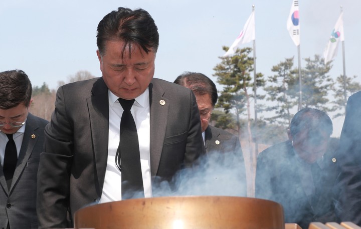 [청주=뉴시스] 이병찬 기자 = 30일 괴산 호국원을 방문한 김영환 충북지사가 분향한 뒤 묵념하고 있다.(사진=충북도 제공) 2023.03.30.photo@newsis.com *재판매 및 DB 금지