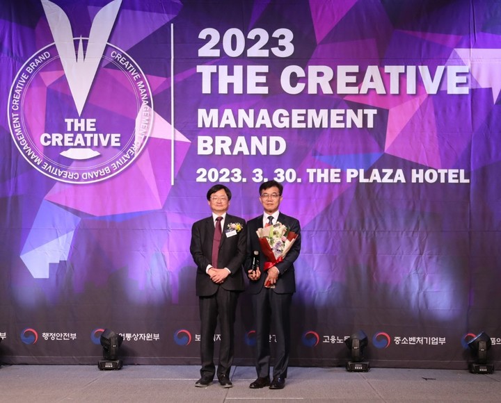 30일 중앙일보와 중앙SUNDAY의 주최로 서울 더플라자호텔에서 열린 '대한민국 창조경영 2023' 시상식에서 남원시가 '지방자치행정경영 부문상'을 받았다. 남원시 이순택 부시장(오른쪽)이 중앙일보S 정철근 대표(왼쪽)와 기념사진을 찍고 있다. *재판매 및 DB 금지
