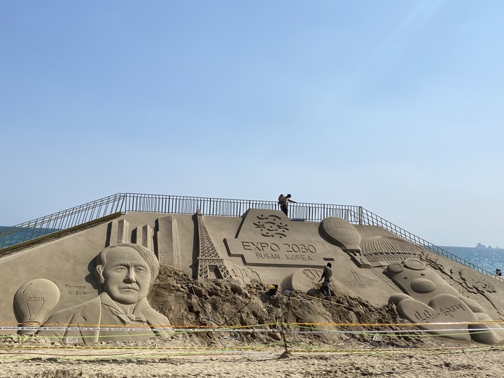 [부산=뉴시스] 부산광역시 해운대구가 준비한 엑스포 상징물을 주제로 한 모래조각 작품. (사진=동효정 기자) 2023.03.30. vivid@newsis.com *재판매 및 DB 금지