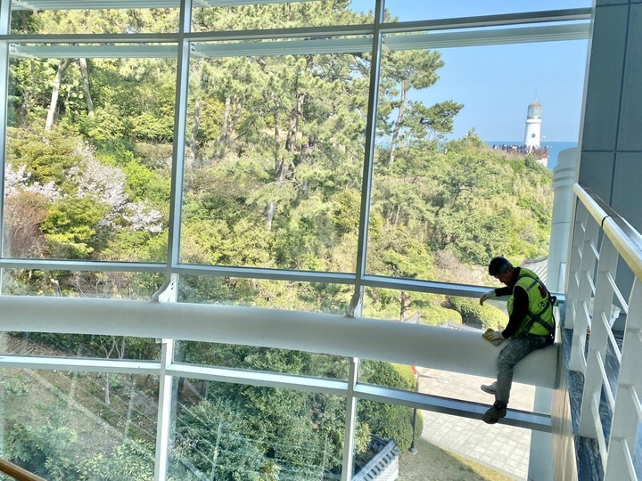 [부산=뉴시스] 실사단 방문을 맞아 누리마루 APEC 하우스를 청소하고 있는 모습. (사진=동효정 기자) 2023.03.30. vivid@newsis.com *재판매 및 DB 금지