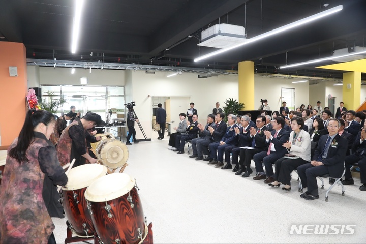 [의령=뉴시스] 홍정명 기자=30일 오후 경남 의령고등학교 '학교단위 공간혁신사업 준공식'에 앞서 사전공연이 펼쳐지고 있다.(사진=경남교육청 제공) 2023.03.30. photo@newsis.com