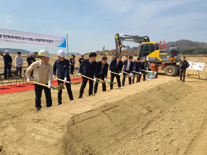 [안동=뉴시스] 30일 진행된 신도시 2단계 단독주택지 시범주택 착공식. (사진=경북개발공사 제공) 2023.03.30 *재판매 및 DB 금지